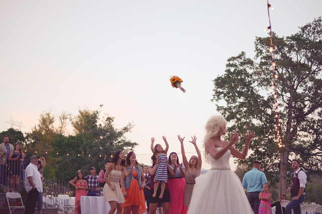 wedding bouquet toss (3).jpg